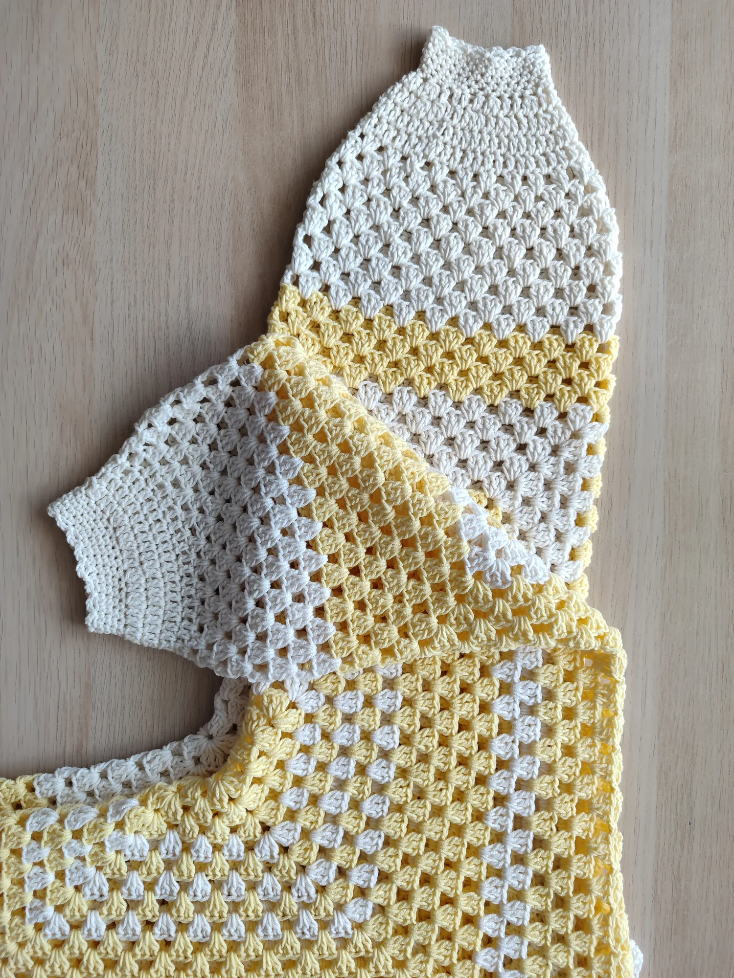 Veste carrée. jaune