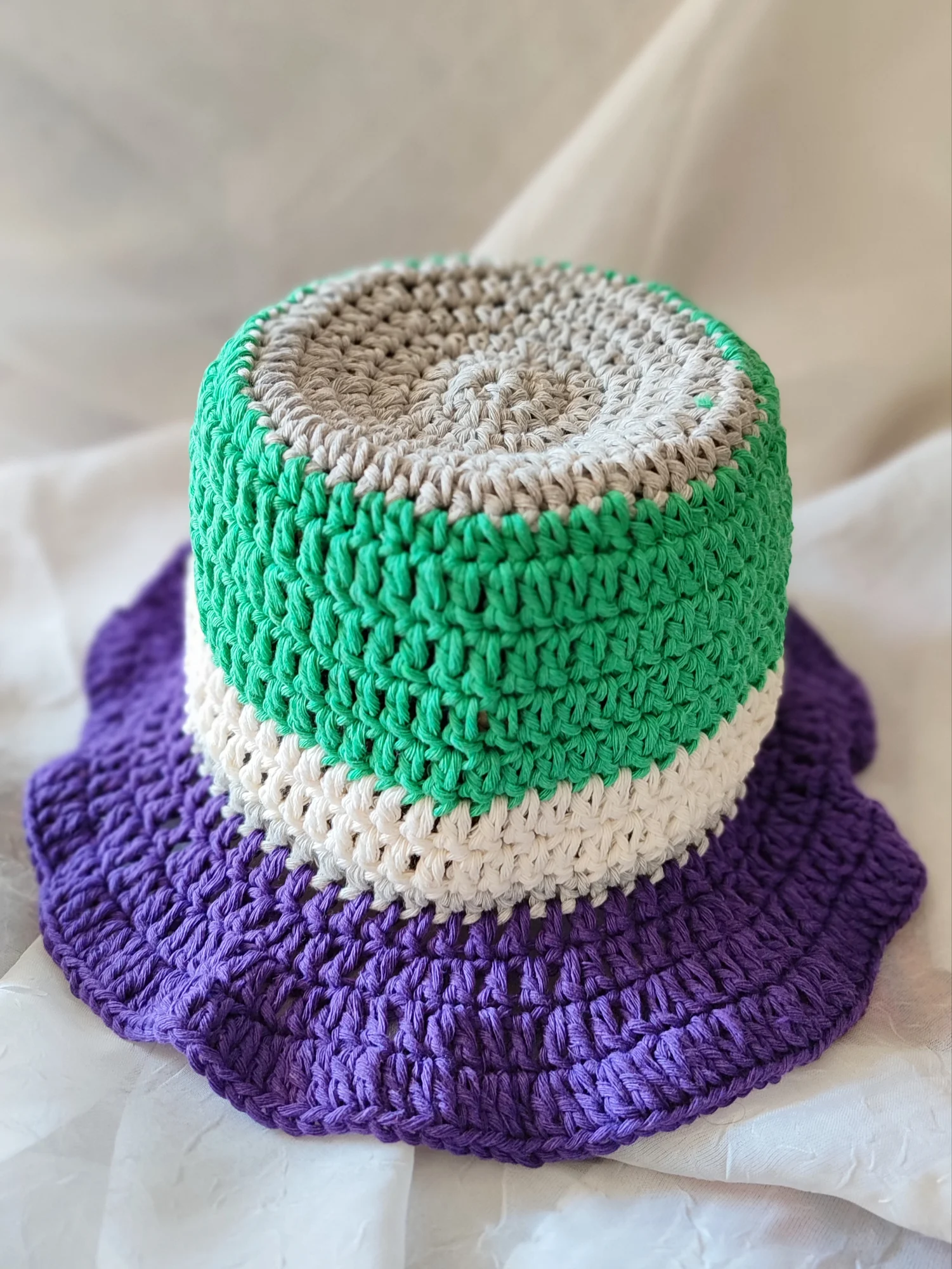 CHAPEAU D’ÉTÉ.Coloré