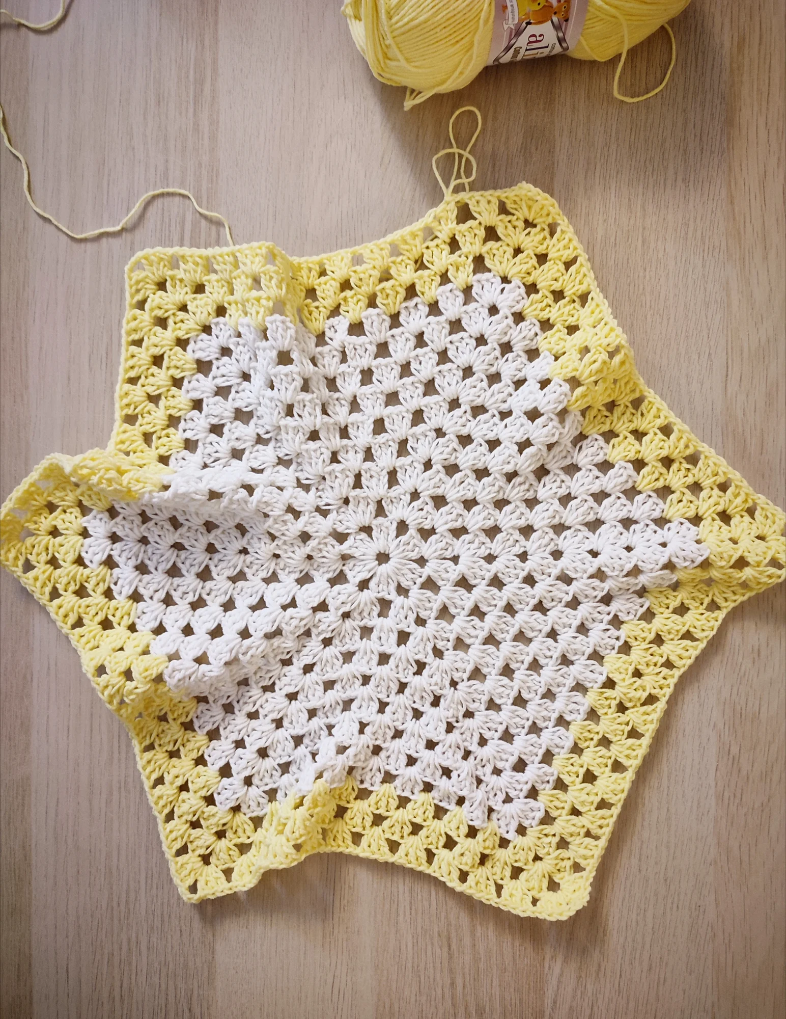Veste carrée. jaune