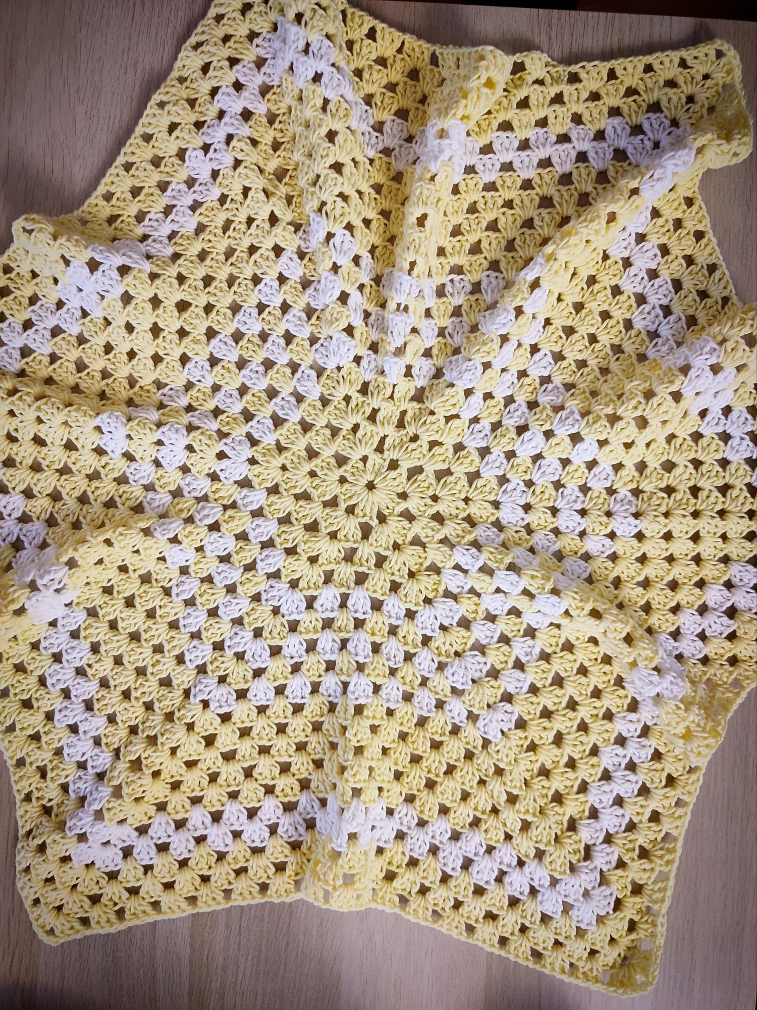 Veste carrée. jaune