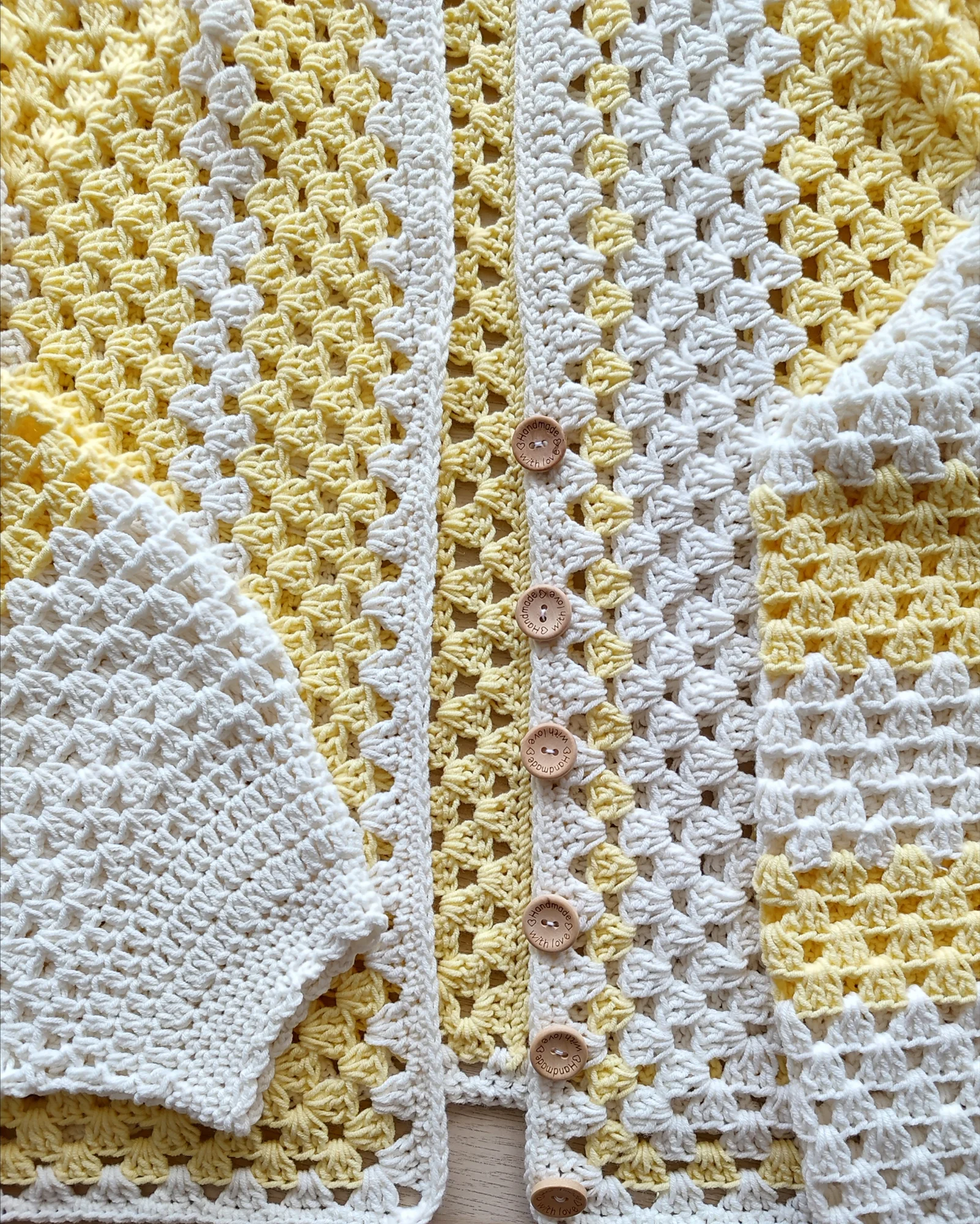 Veste carrée. jaune