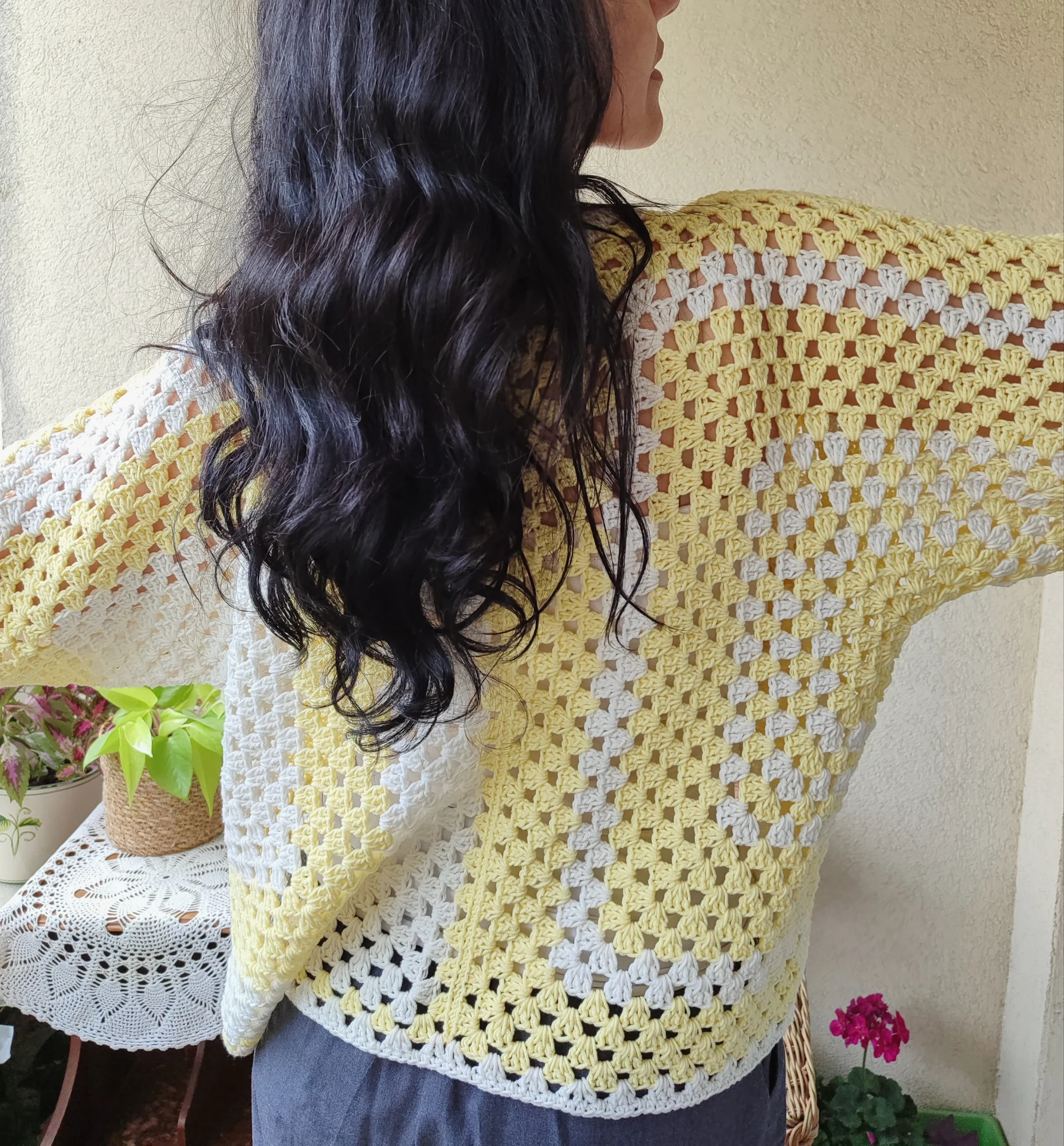 Veste carrée. jaune