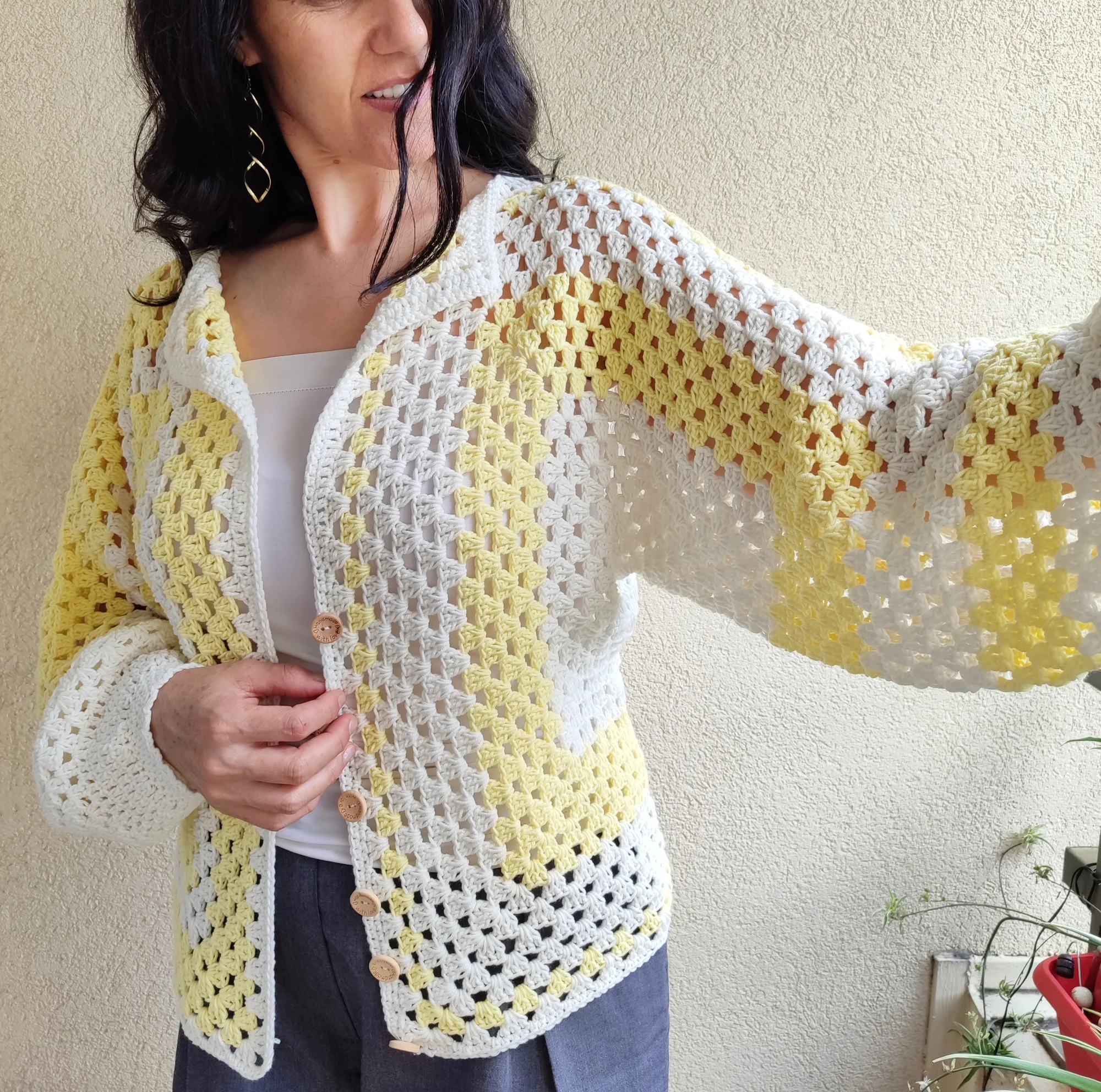 Veste carrée. jaune