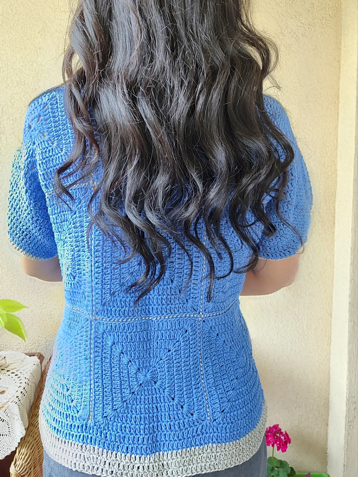 VESTE CARRÉE. bleu
