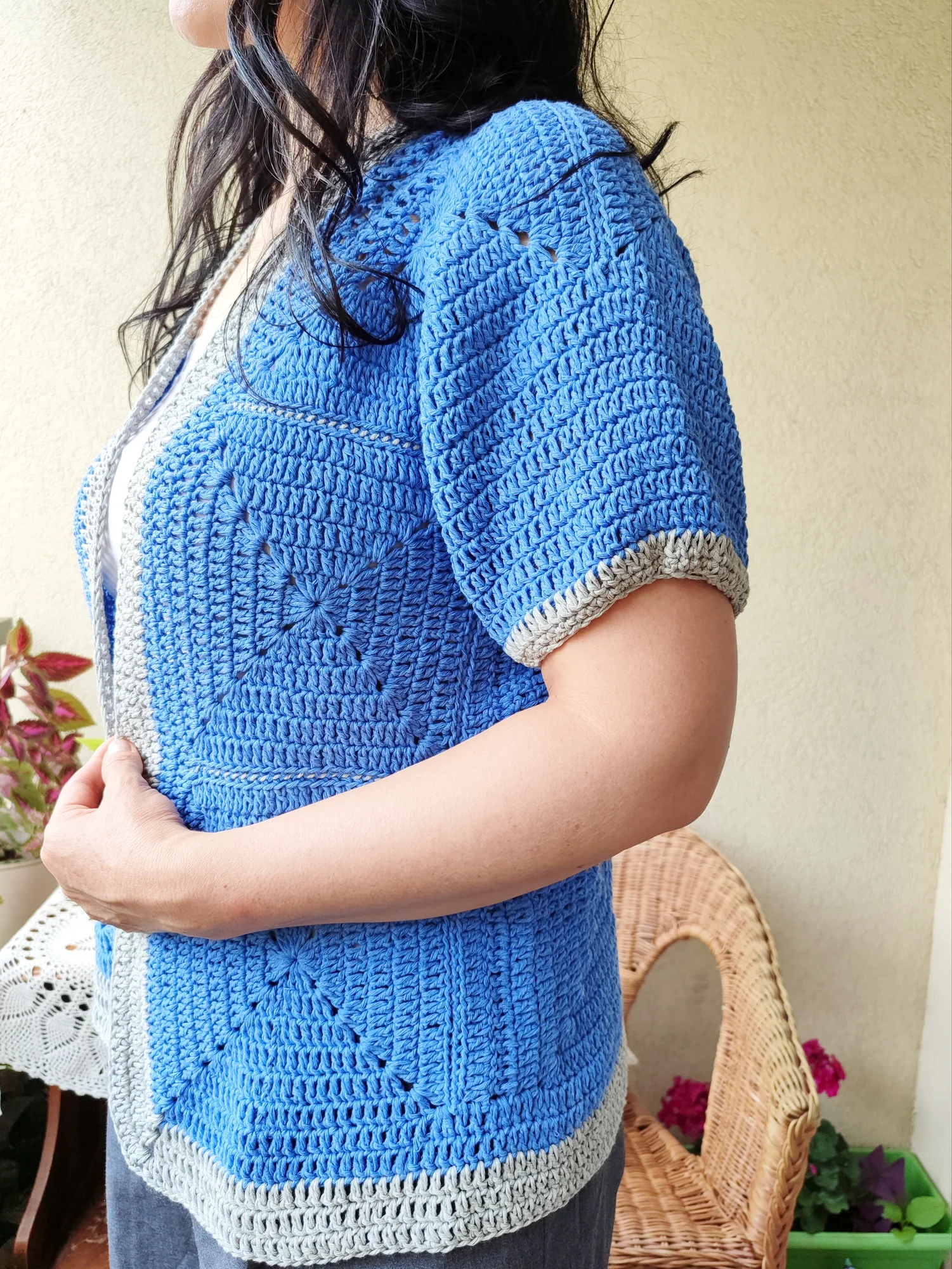 VESTE CARRÉE. bleu