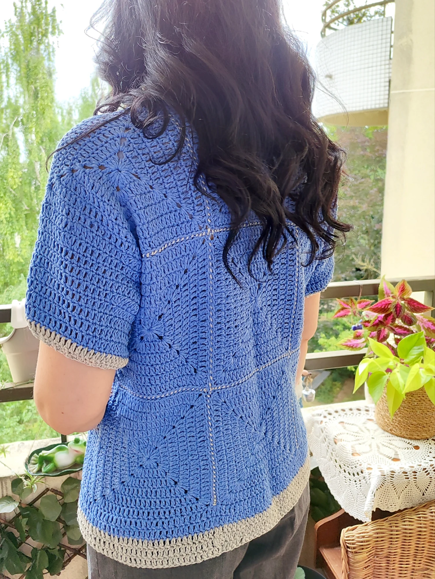VESTE CARRÉE. bleu