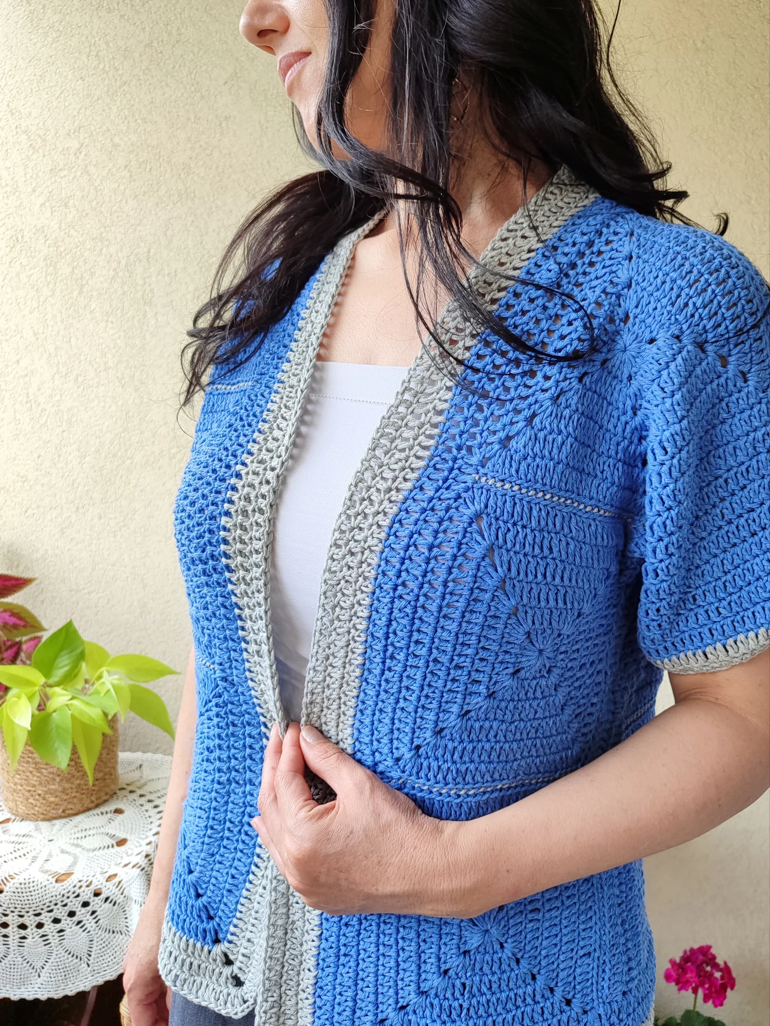 VESTE CARRÉE. bleu