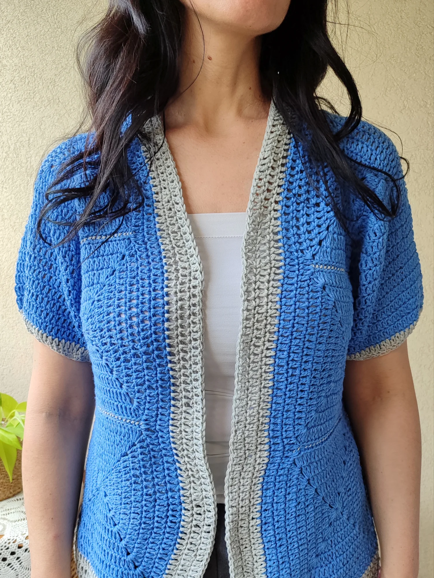 VESTE CARRÉE. bleu