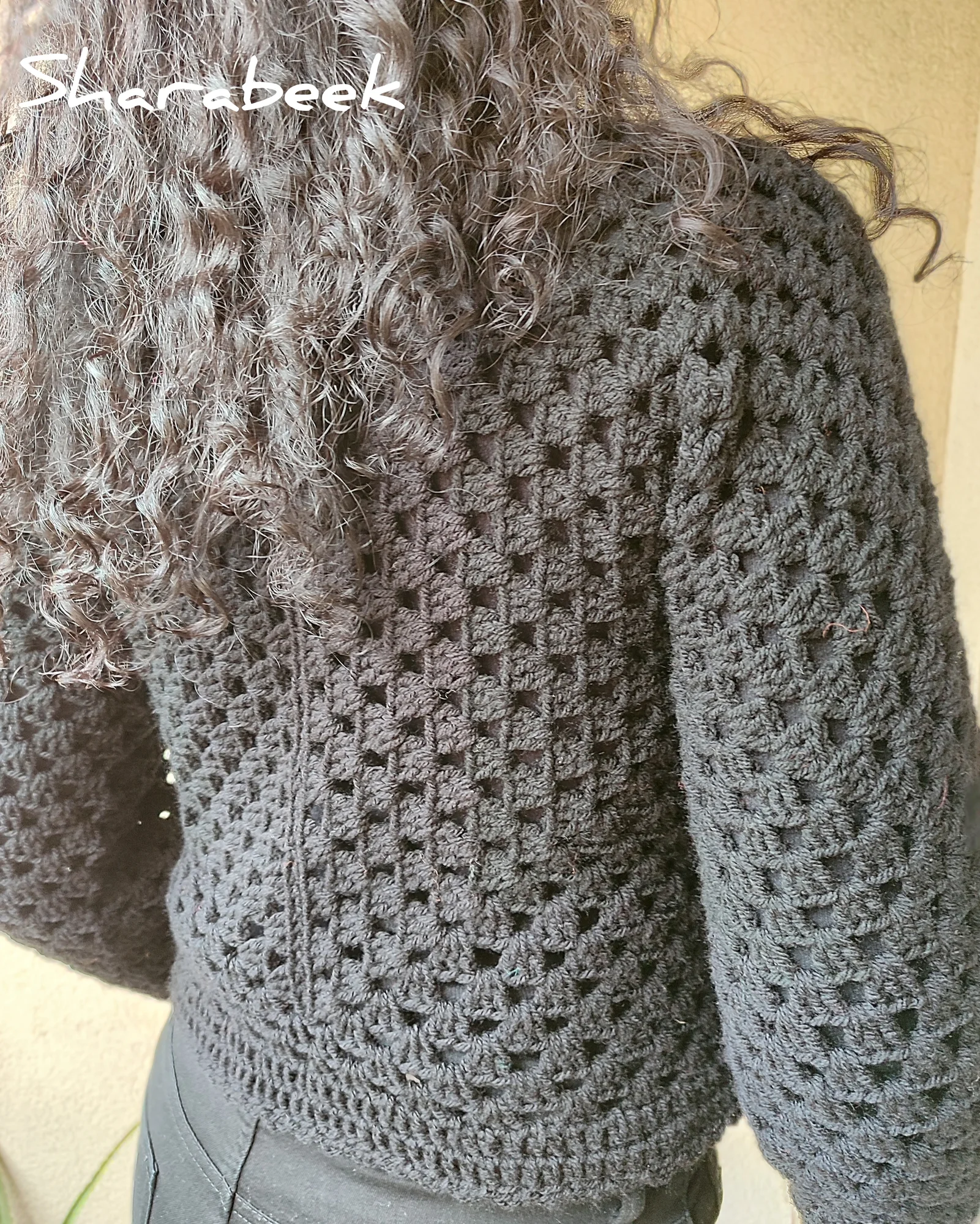 Pull carrée. noir