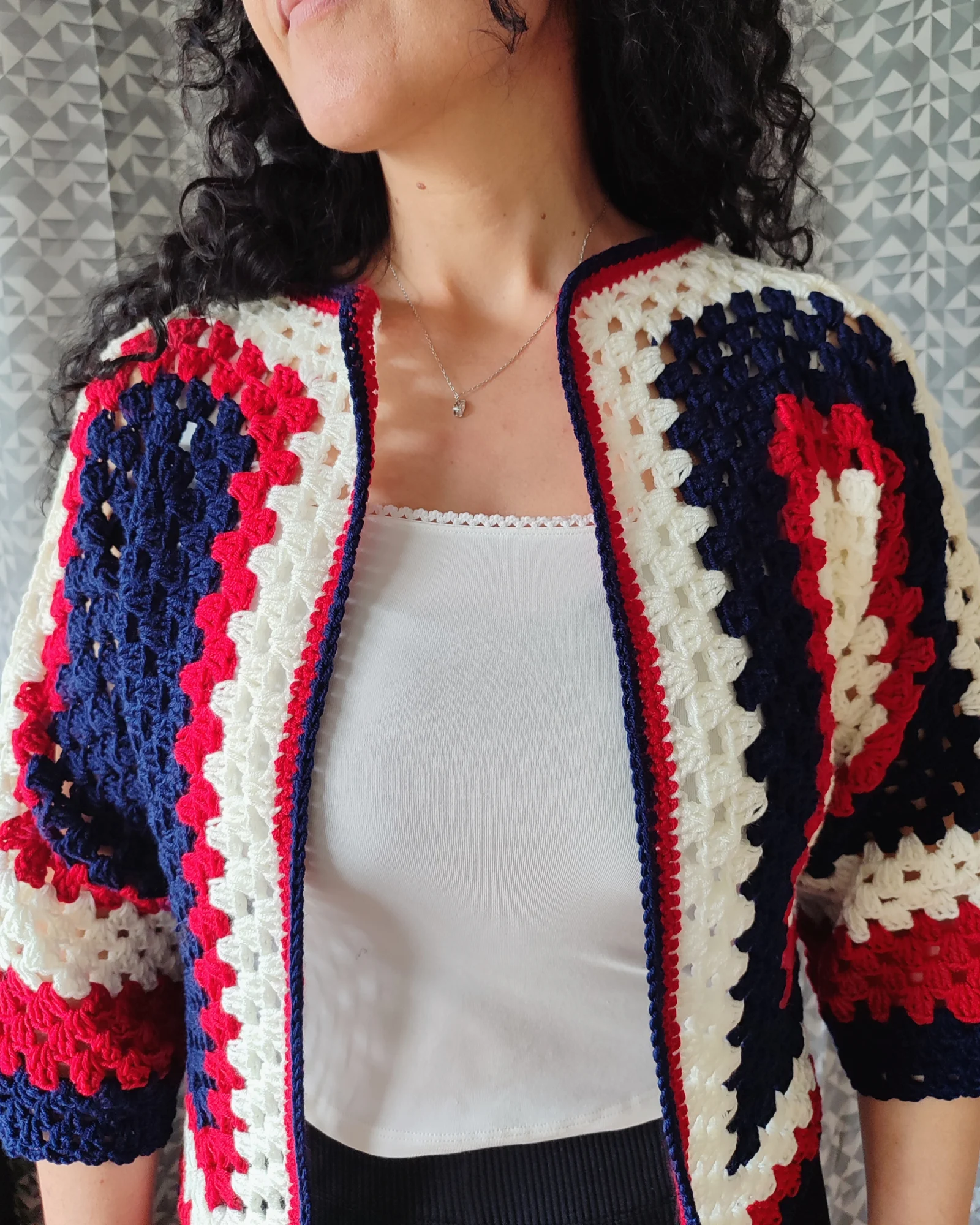 Veste carrée. rouge